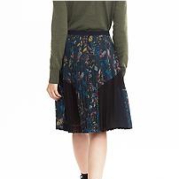 BANANA REPUBLIC , FLORAL PLEATED SKIRT - BLACK AND BLUES, SIZE 8 - Picture 3 of 10